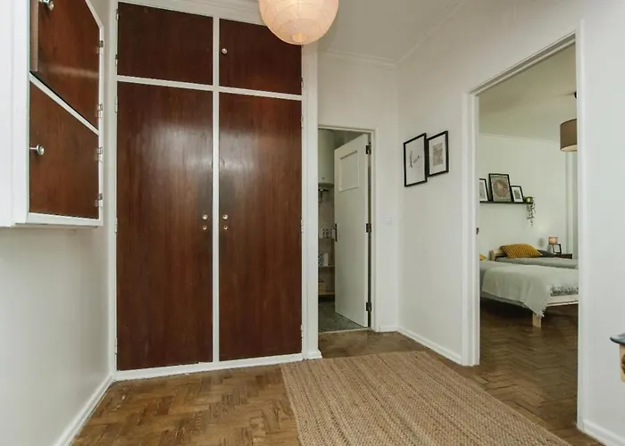 - Cost - Airport - Subway * ליסבון