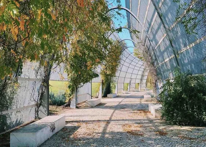 - Cost - Airport - Subway דירה ליסבון