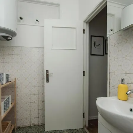 - Cost - Airport - Subway Apartamento